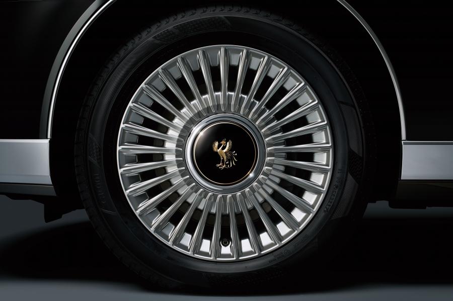 Колеса Toyota Century 2018 года  (фото 14 из 24)